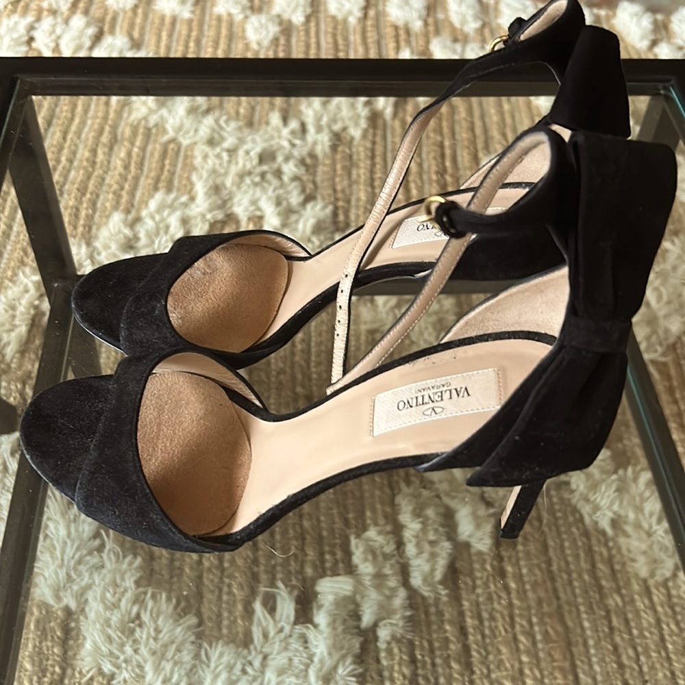 Black Valentino Garavani heels with decorative bow in great condition!